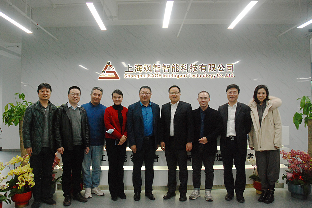 新春送暖·鼓劲启程 | 上海市闵行区副区长可晓林一行走访慰问金年金字招牌诚信至上智能