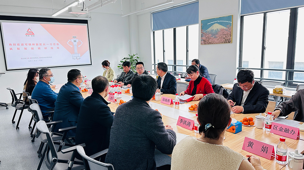 新春送暖·鼓劲启程 | 上海市闵行区副区长可晓林一行走访慰问金年金字招牌诚信至上智能(图6)