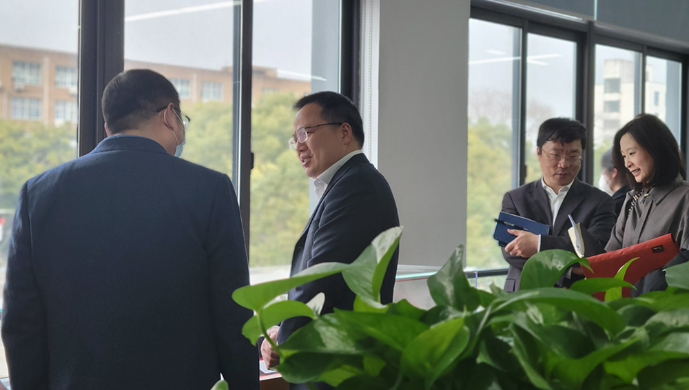 新春送暖·鼓劲启程 | 上海市闵行区副区长可晓林一行走访慰问金年金字招牌诚信至上智能(图2)