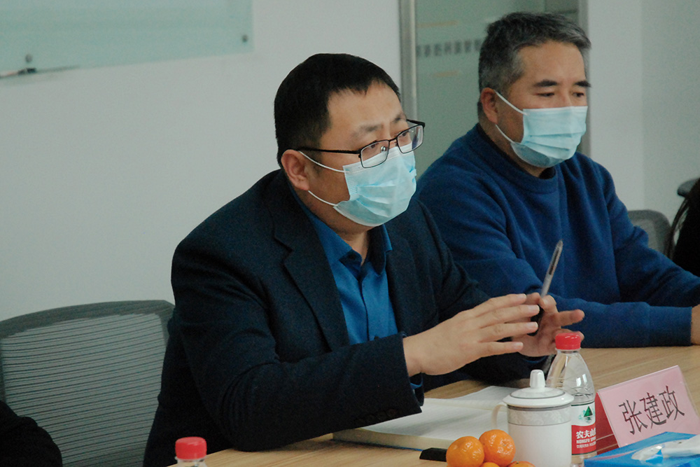 新春送暖·鼓劲启程 | 上海市闵行区副区长可晓林一行走访慰问金年金字招牌诚信至上智能(图3)